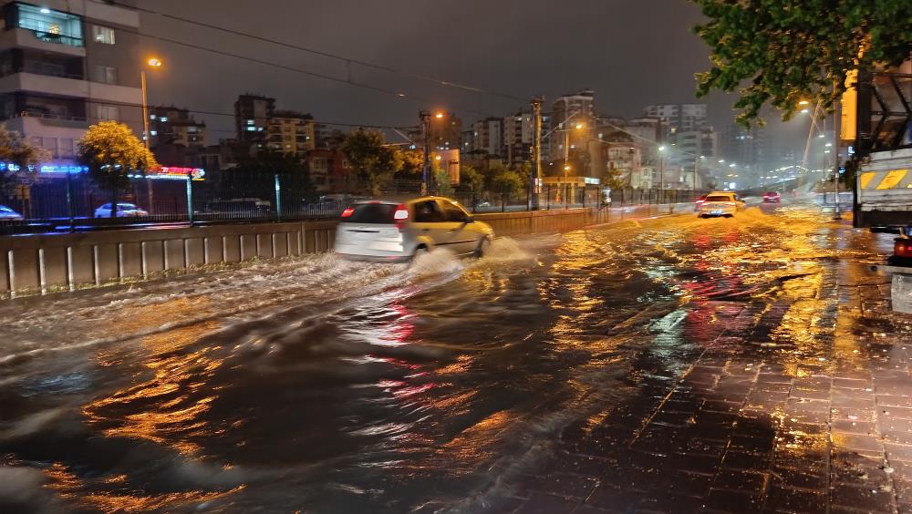 Adana’da sağanak yağış: Cadde ve yollar sular altında kaldı