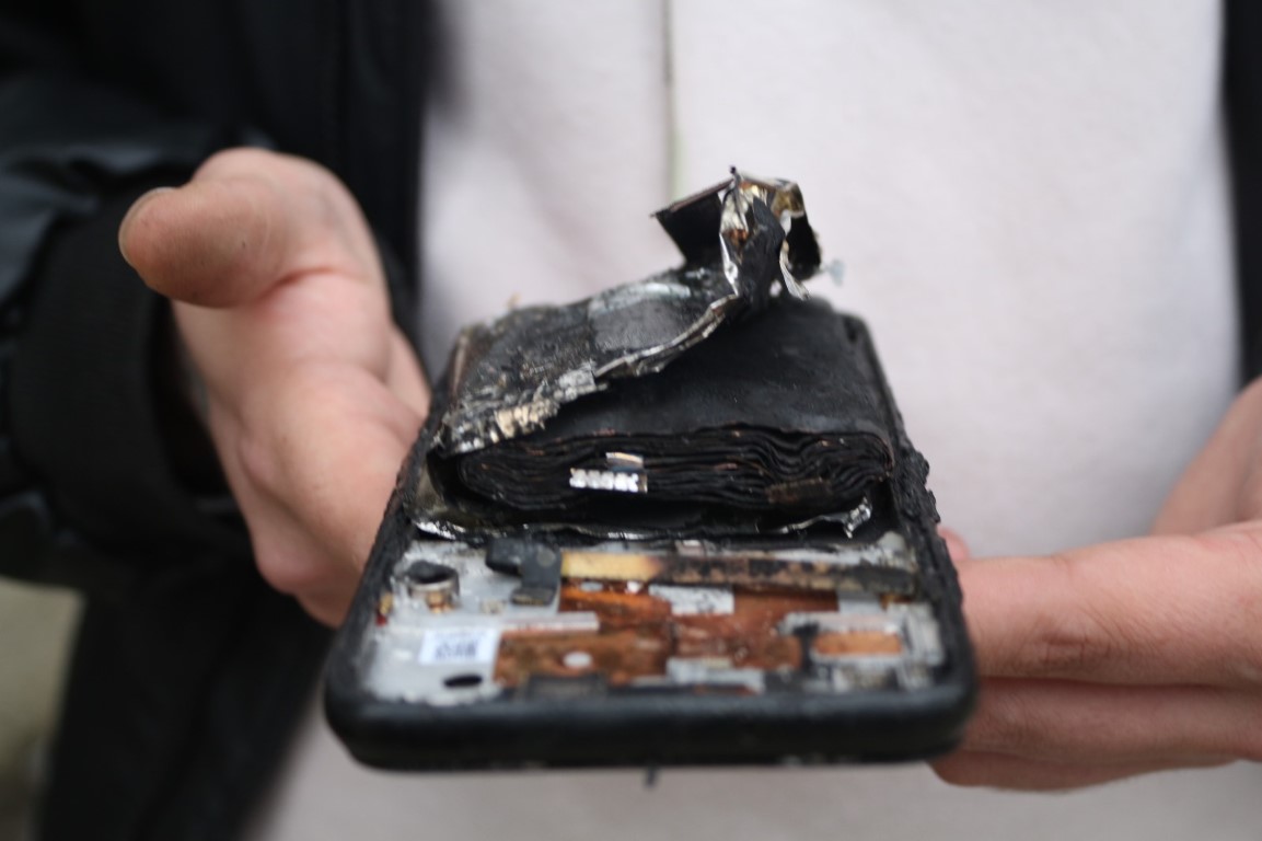 Cep telefonu bataryası tamir sırasında alev aldı