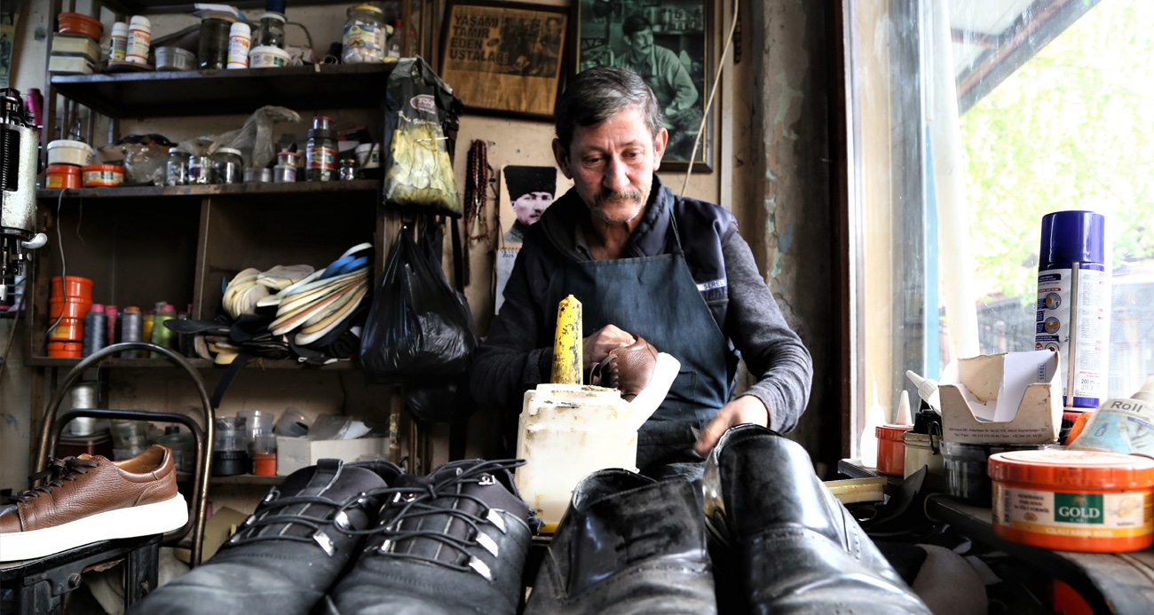 Hayatını ayakkabı tamir ederek kazandı
