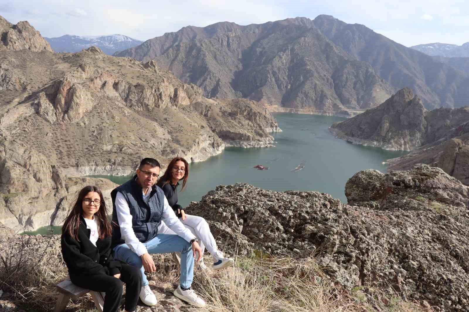 Ayvalı Barajı’na baharla gelen doğal güzellik hayran bırakıyor