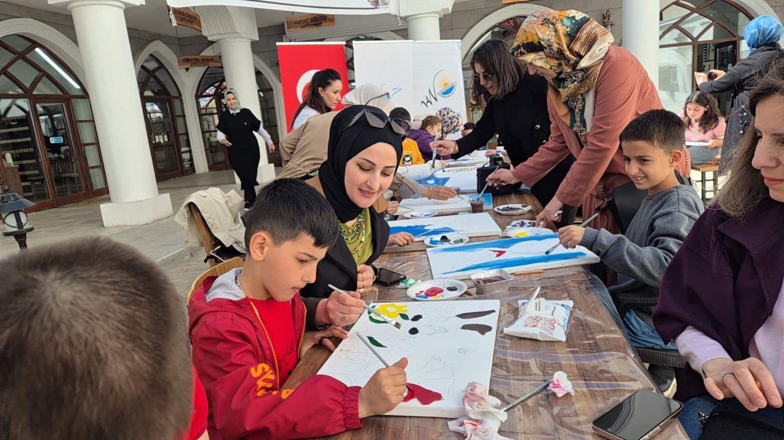 Van Büyükşehir Belediyesinden çocuklara ve annelerine özel atölye