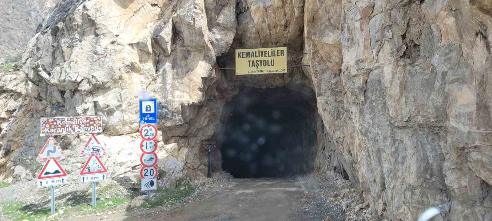 132 yıllık taş yol suyla doldu