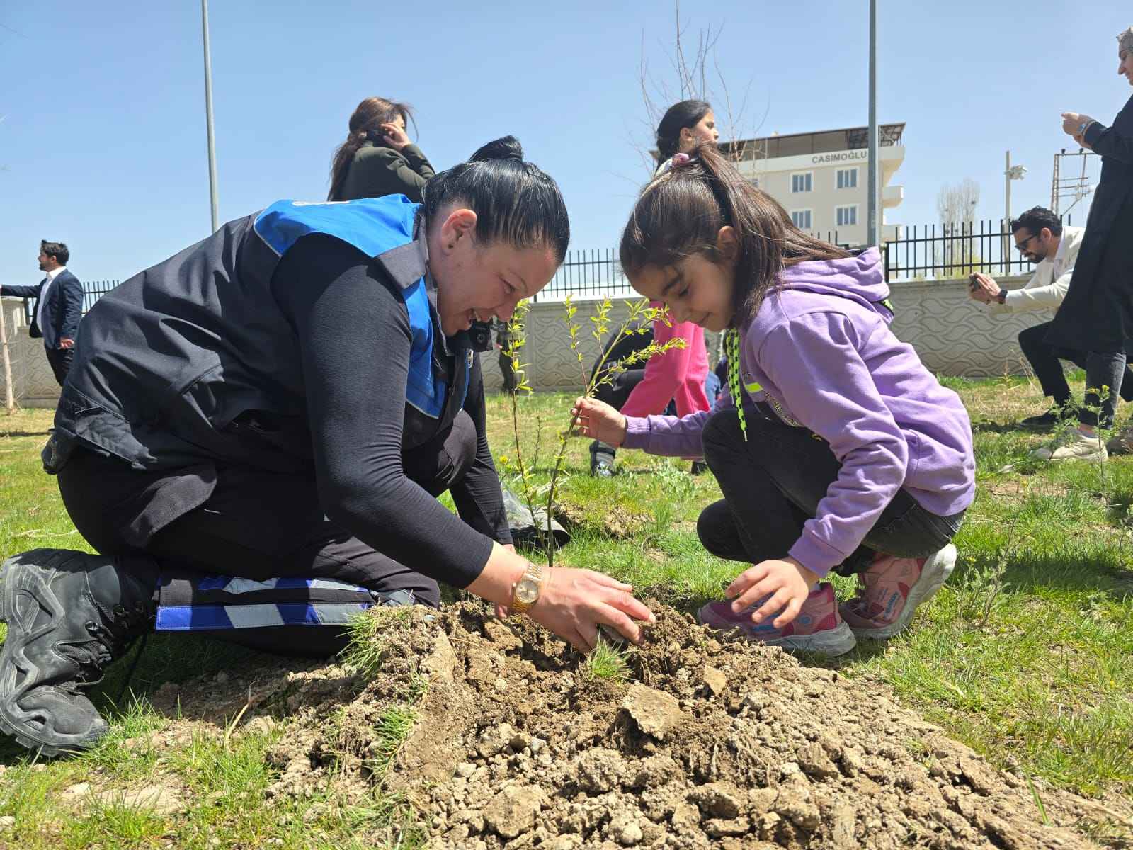 Van’da polis-çocuk işbirliği: 180 fidan toprakla buluştu