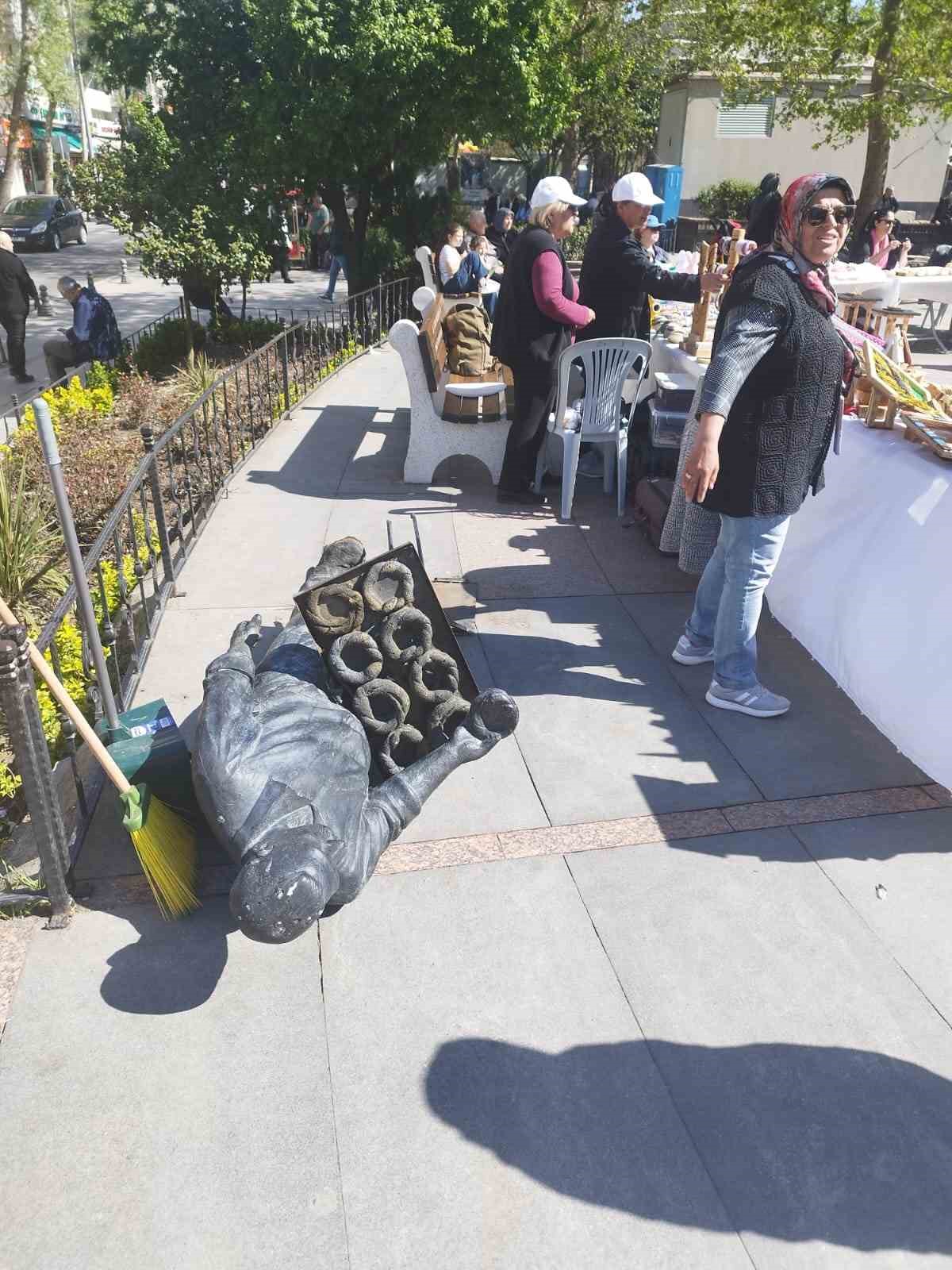 Çorlu Belediyesi tarafından yapılan simitçi heykeli, depreme dayanamayıp yıkıldı