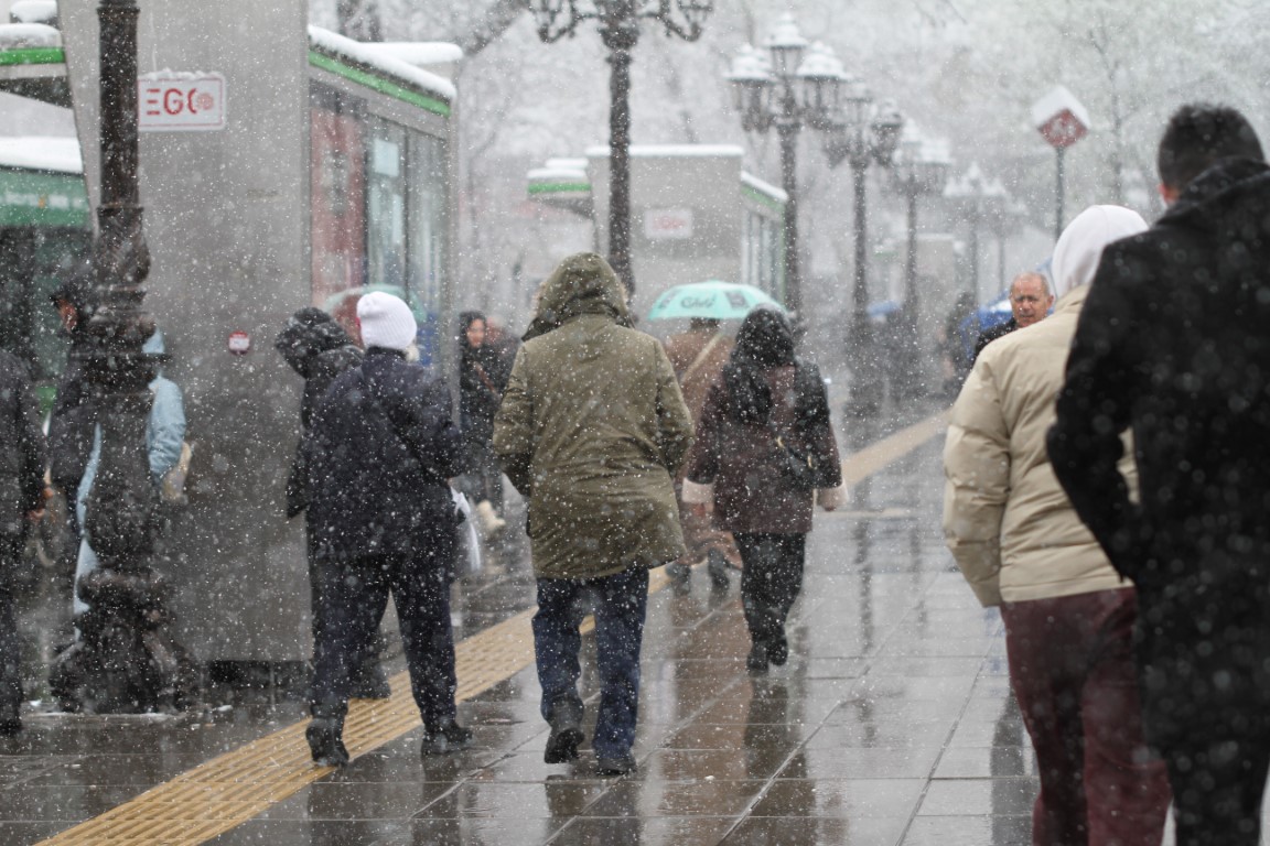 Nisan ayında gelen kar Ankaralıları sevindirdi