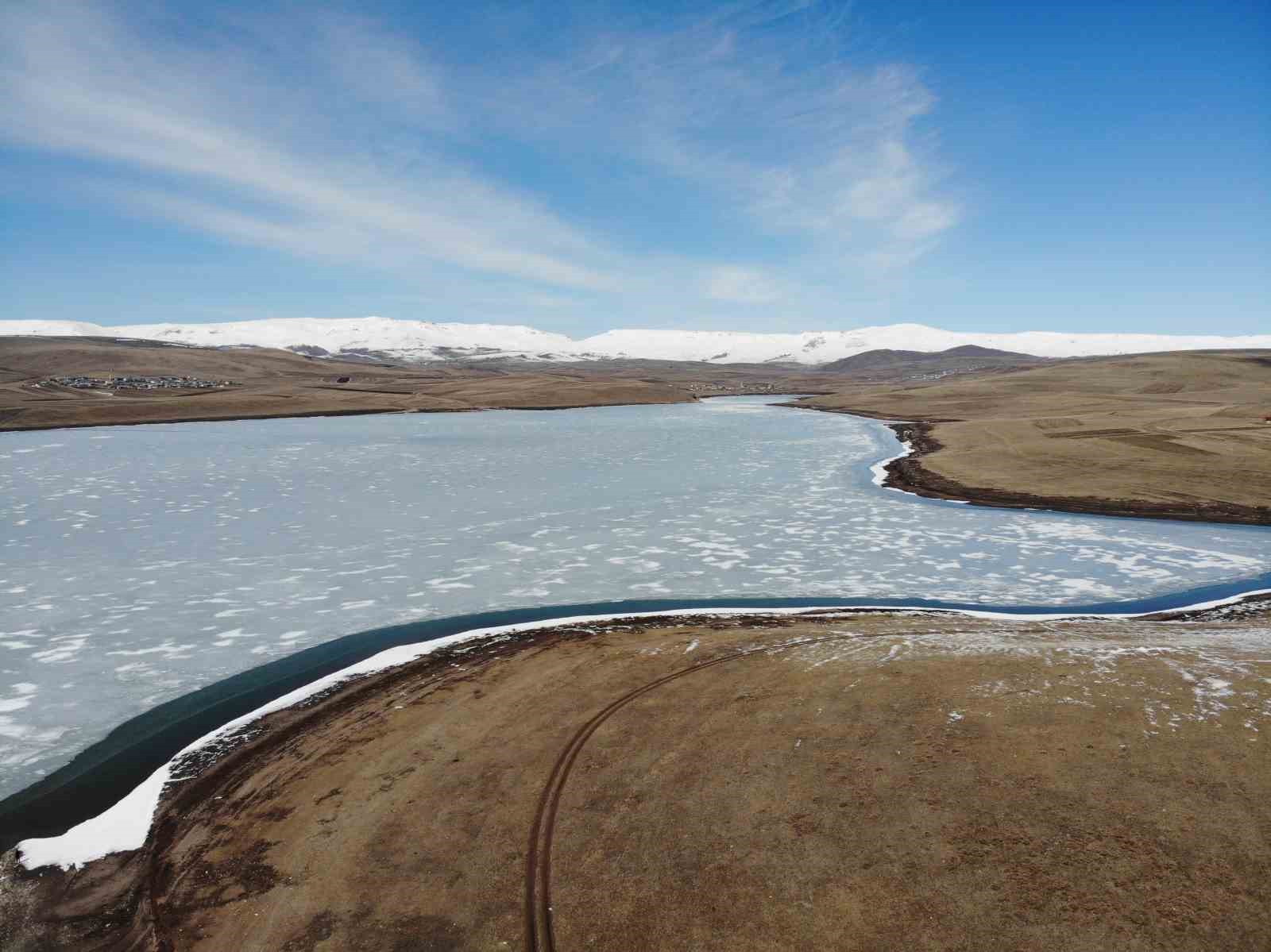 Bayburt Barajı’nın buzları 1 günde çözüldü