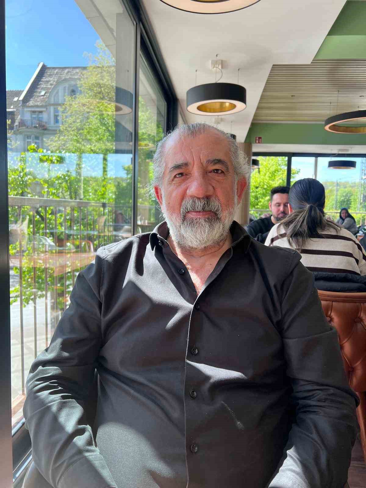 Kendisi yurt dışında ancak her yıl memleketine ağaç diktiriyor