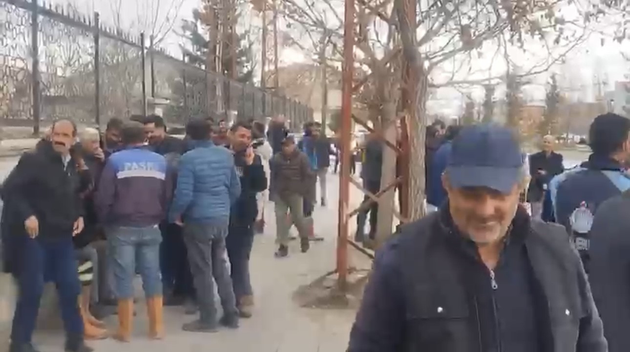 Belediye işçileri ödenmeyen maaşlara karşı ses yükseltti