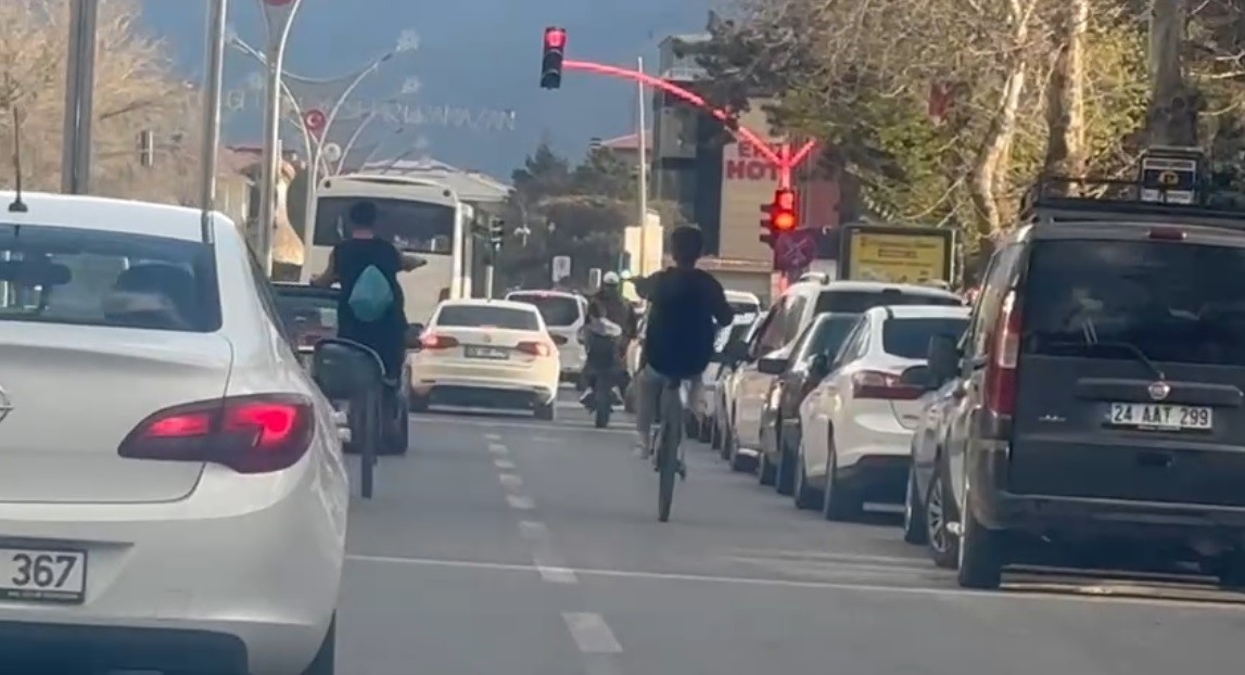 Bisikletleri ile şov yapan gençler trafiği tehlikeye soktu