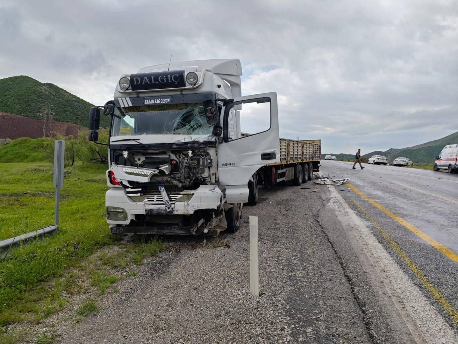 Bitlis’te tır ile minibüs çarpıştı: 1 ölü