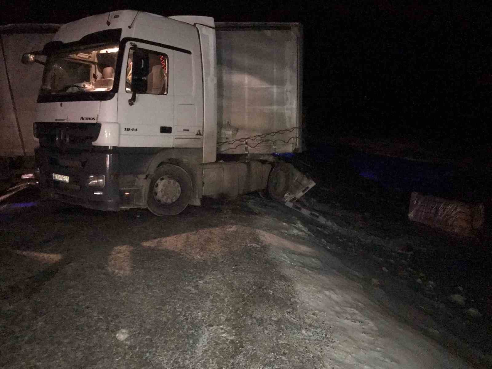 Buzlanmadan kayan tır, yolu kapattı