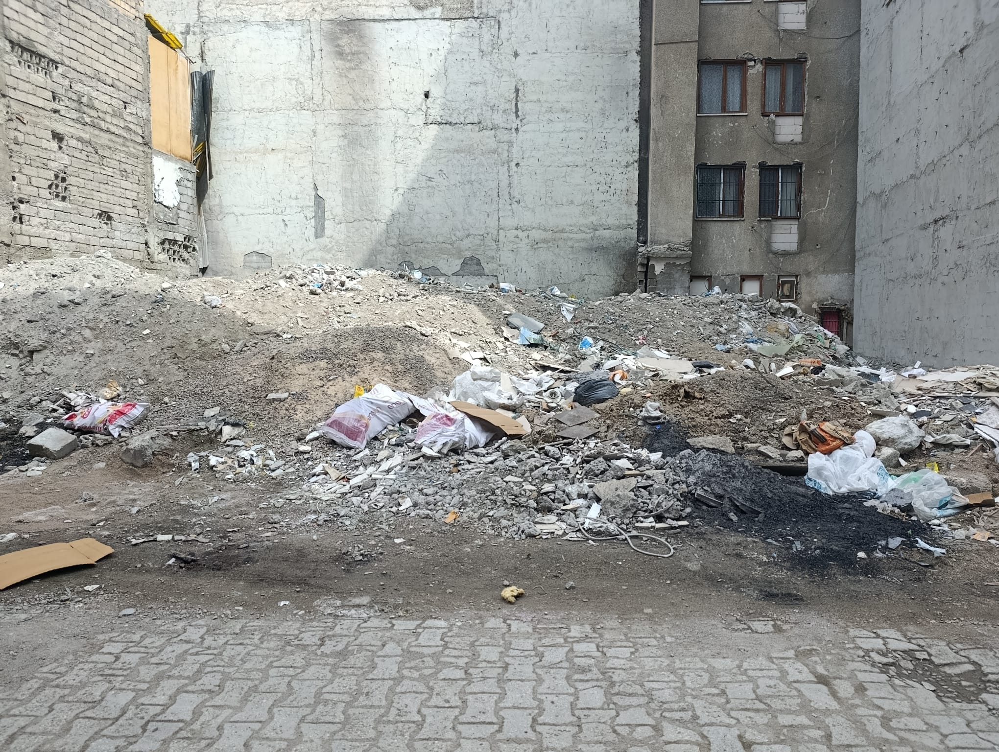 Van’da metruk binalara ait moloz yığınları çevreyi kirletiyor!