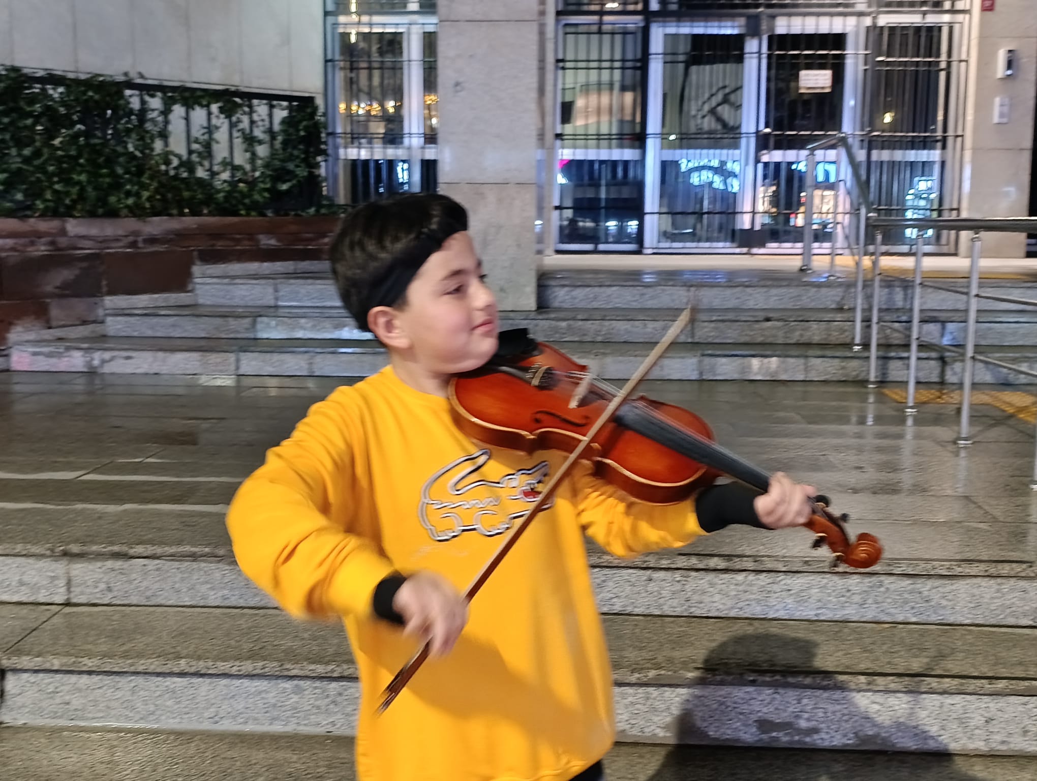 Çaldığı kemanıyla sokakları büyülüyor