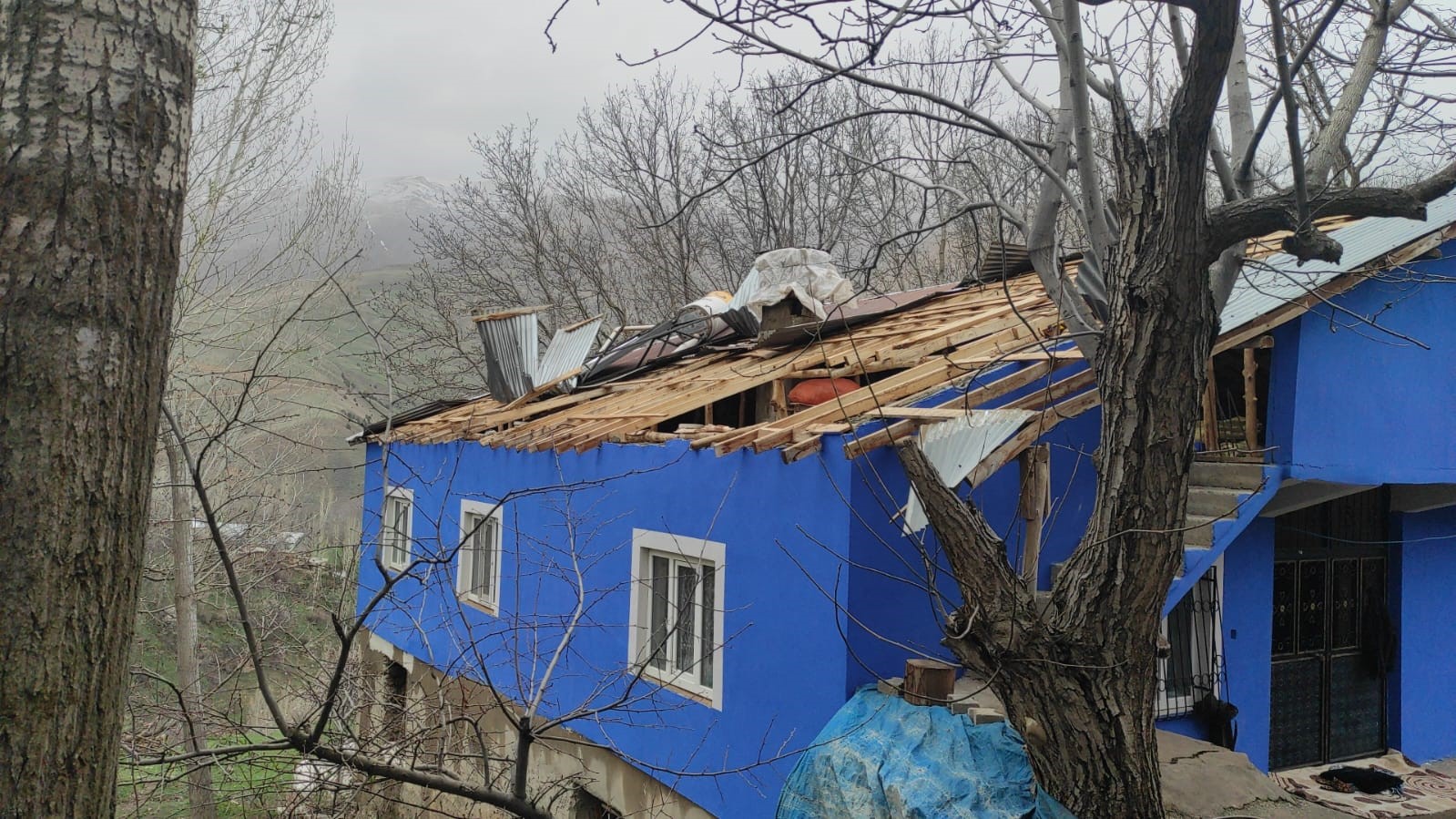 Çatak’ta fırtına evlere  zarar verdi