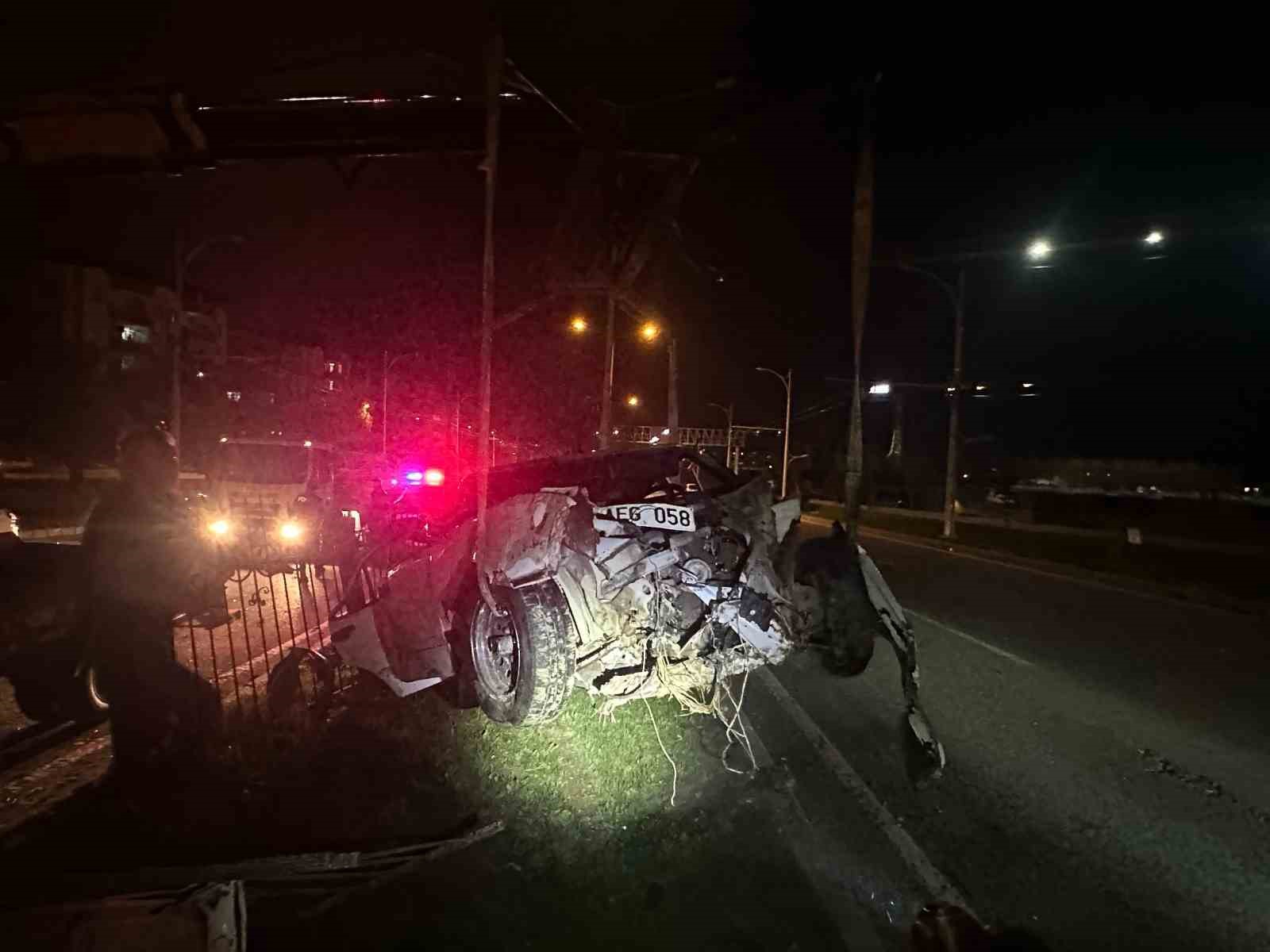 Malatya’da kontrolden çıkan Fiat Tofaş otomobil ortalığı savaş alanına çevirdi: 4 yaralı