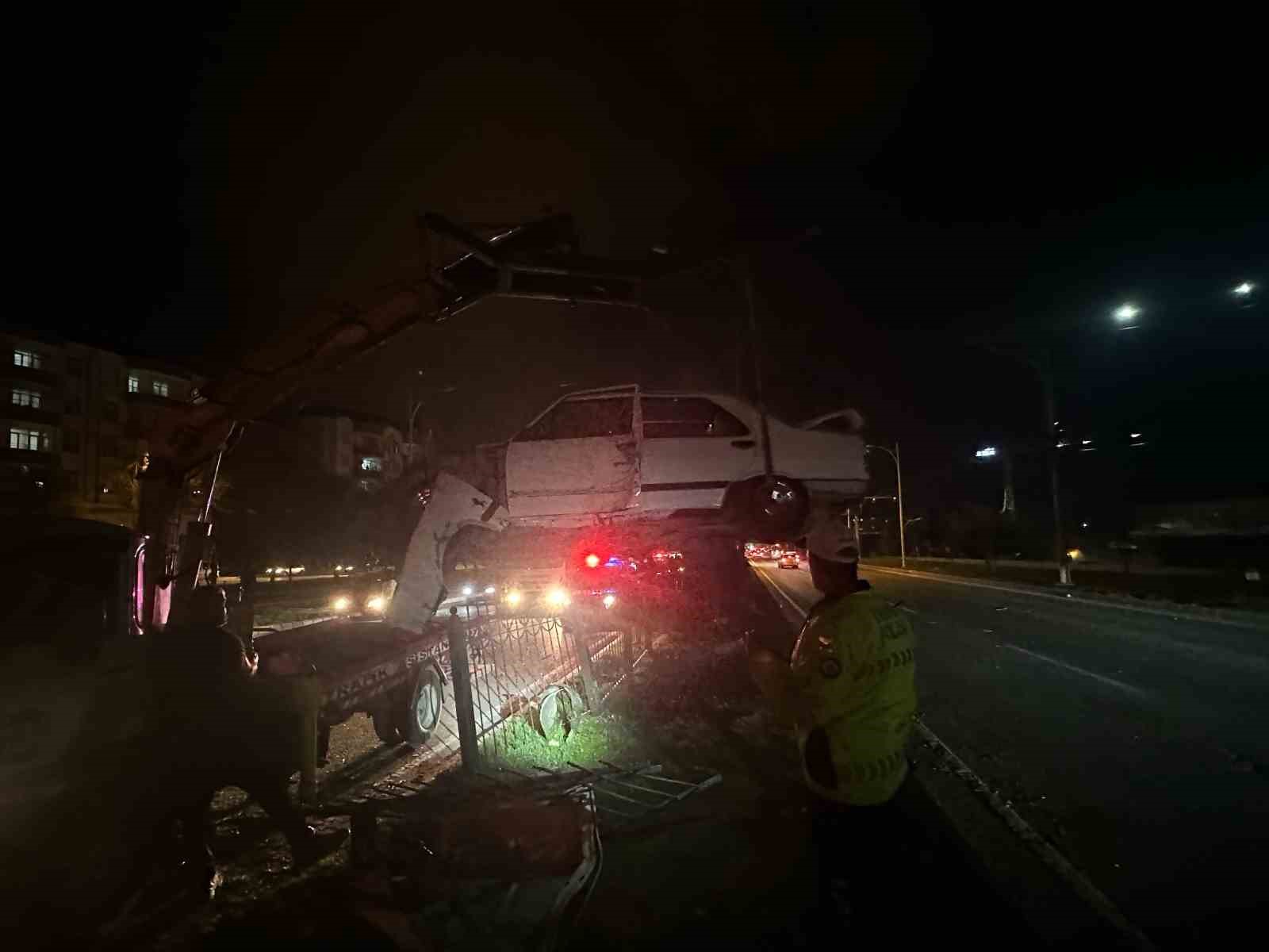 Malatya’da kontrolden çıkan Fiat Tofaş otomobil ortalığı savaş alanına çevirdi: 4 yaralı