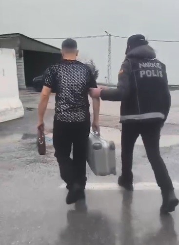 Yabancı uyruklu şahsın ayakkabısından uyuşturucu çıktı