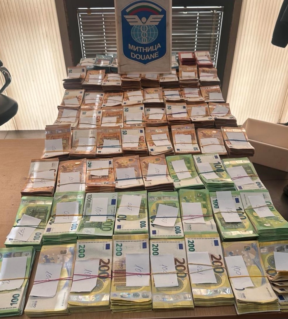 Yatağın altına gizlediği 524 bin 940 euro ile yakalandı