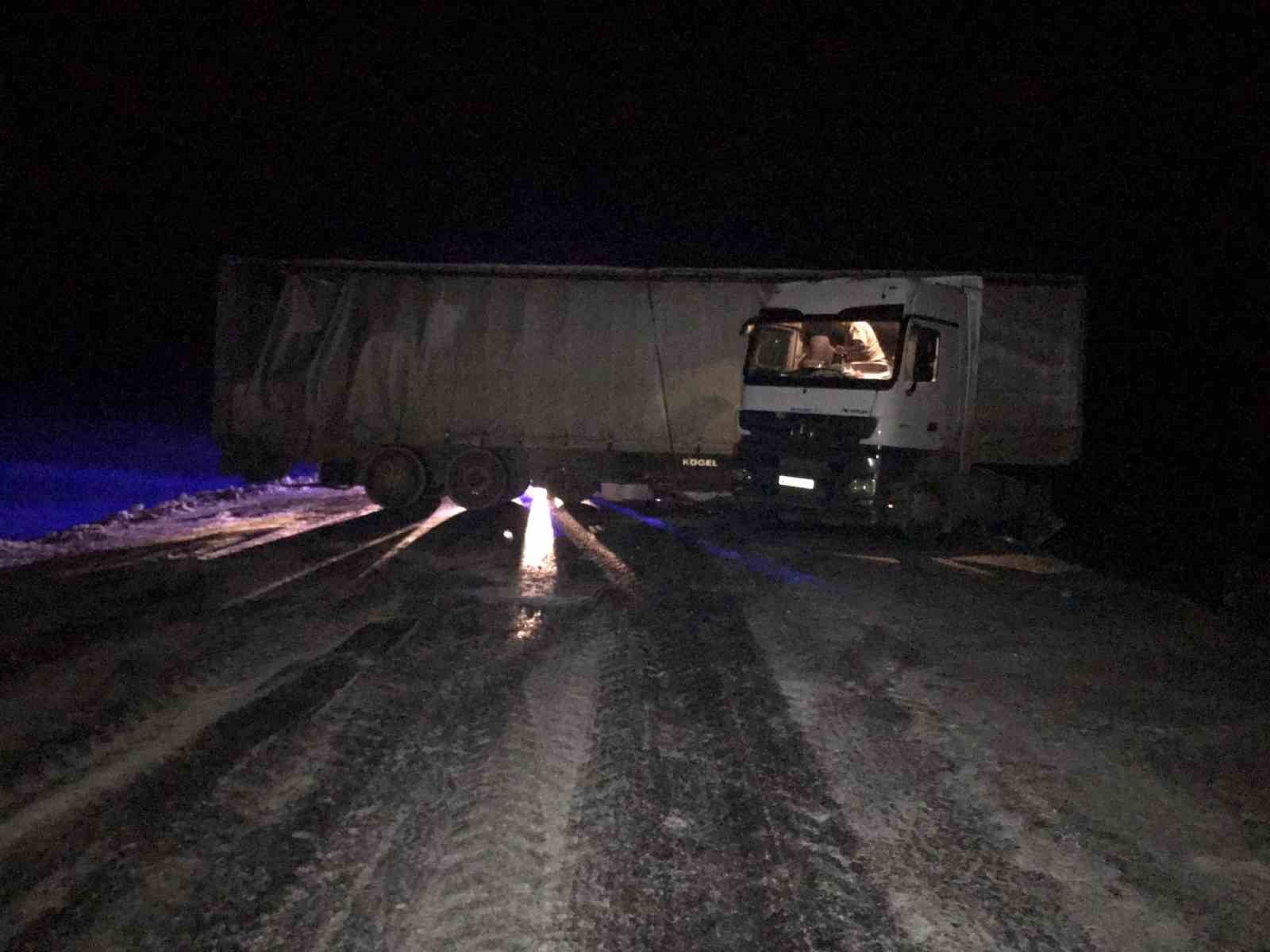 Ilgar Dağı’nda buzlanmadan kayan tır, yolu kapattı