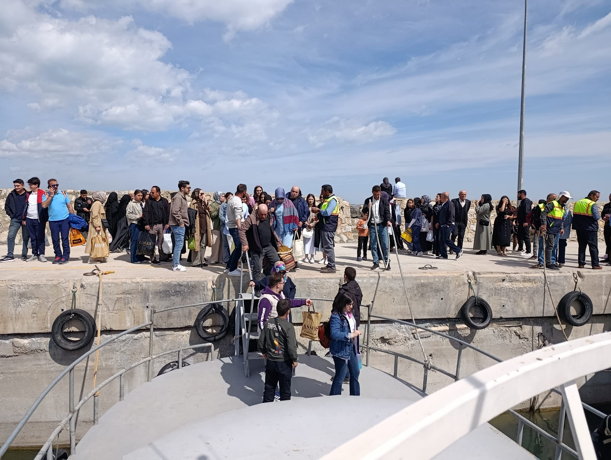 Akdamar Adası’nda Badem Çiçeği Festivali Coşkusu Sürüyor