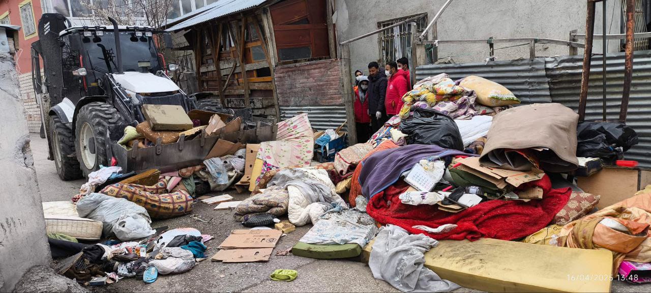 Van’da yaşlı çiftin evinden 10 ton çöp çıkarıldı