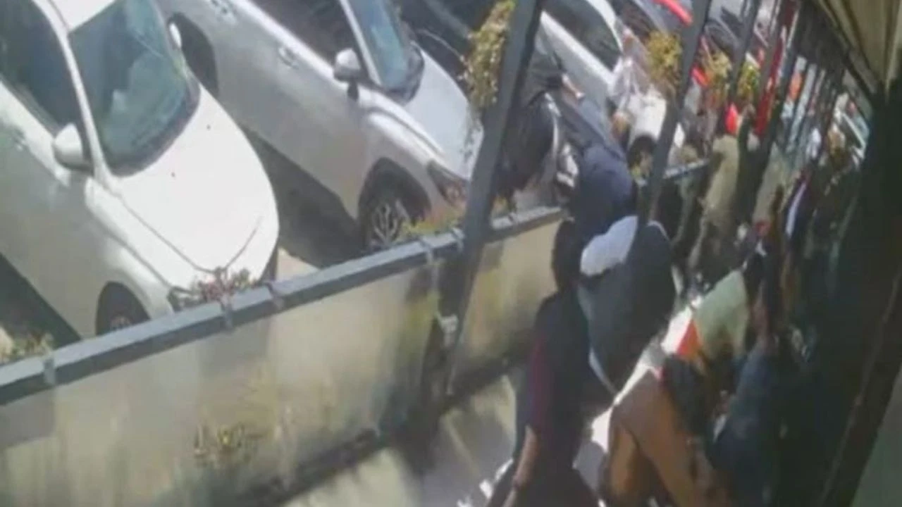 İstanbul Depremi Restoranda Panik Yarattı