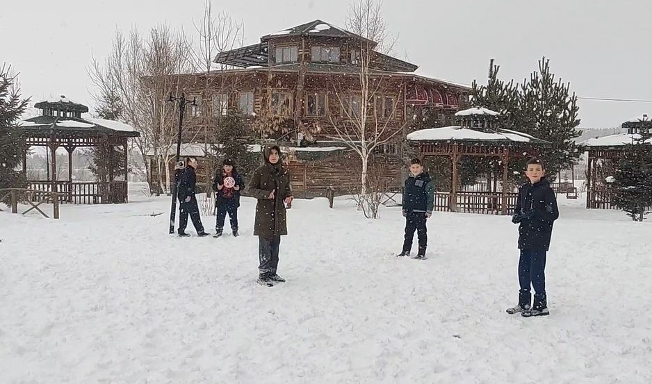 Çocuklar karın tadını kar topu ve futbol oynayarak çıkardı