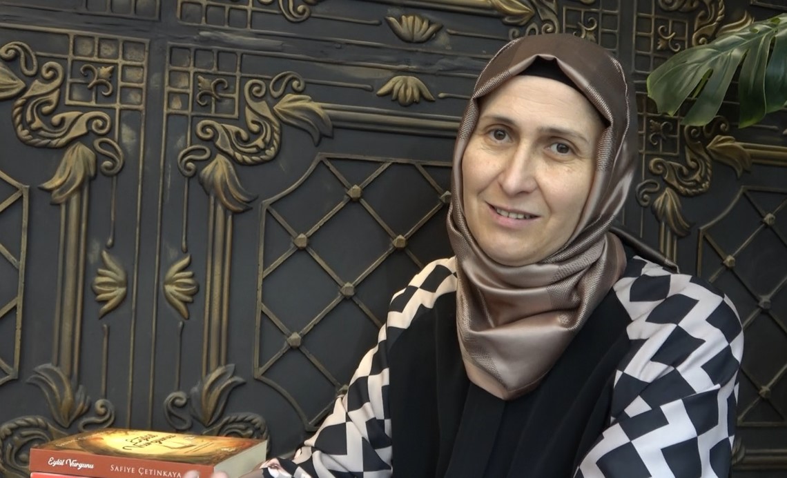 Dışlandığı başörtüsüyle, bugün gençlere yol gösteriyor