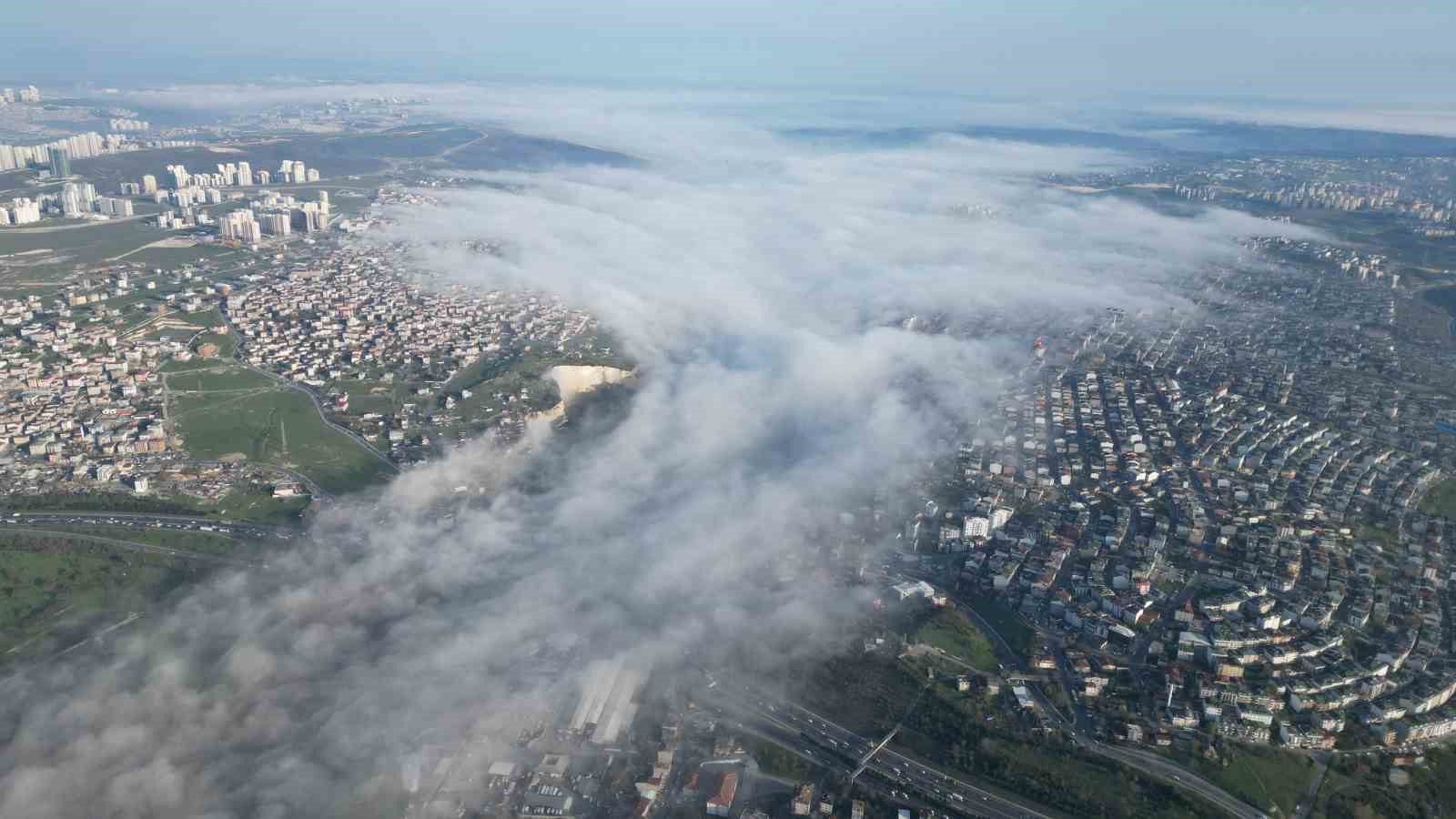 İstanbul’da sis bulutları kartpostallık görüntü oluşturdu