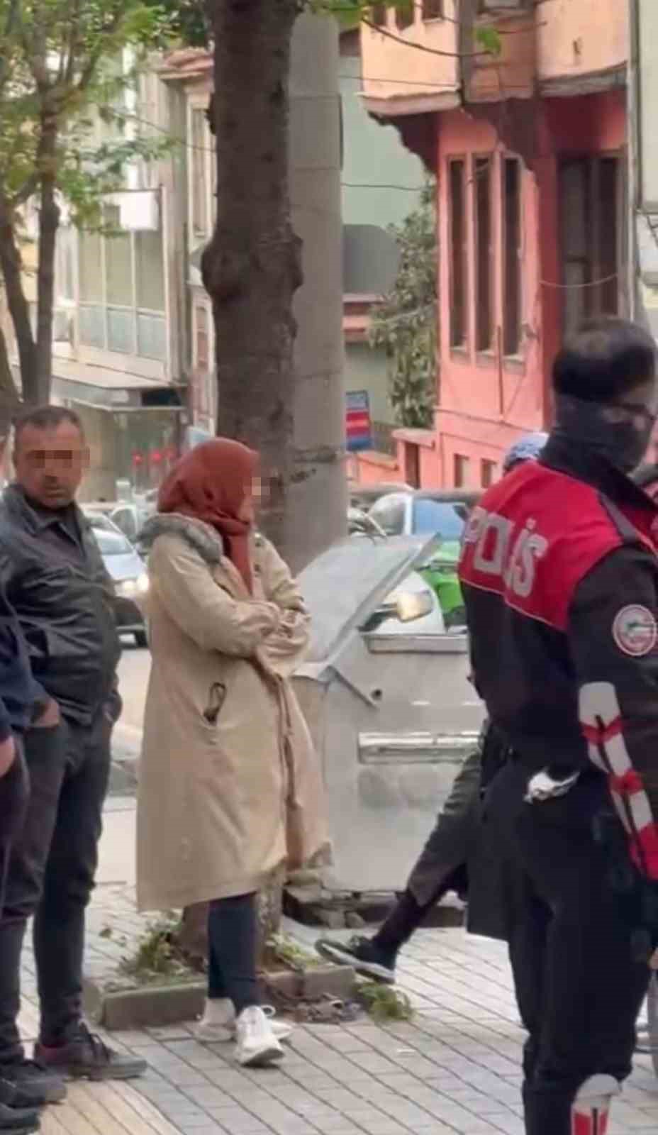Camı tıklattığı için çocuğu darp etti