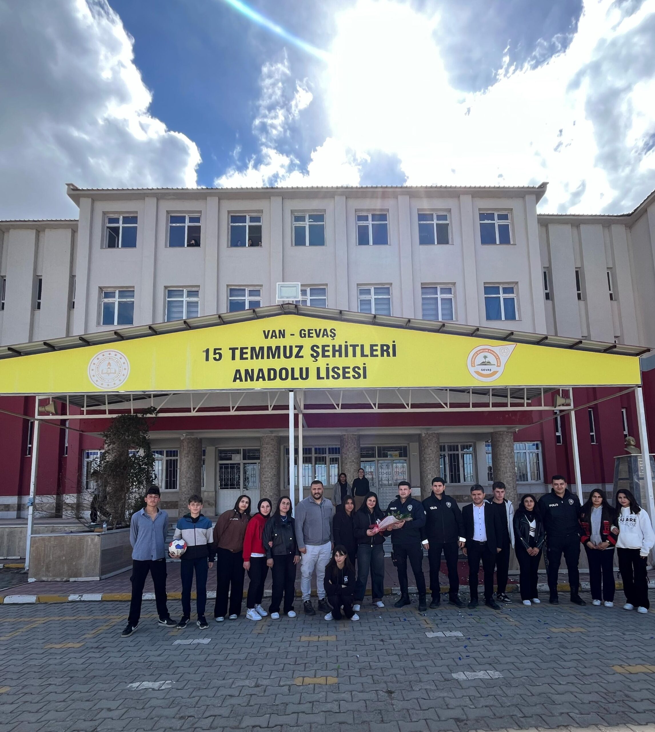 Van’da polis kavga ihbarına gitti, çiçekle karşılandı