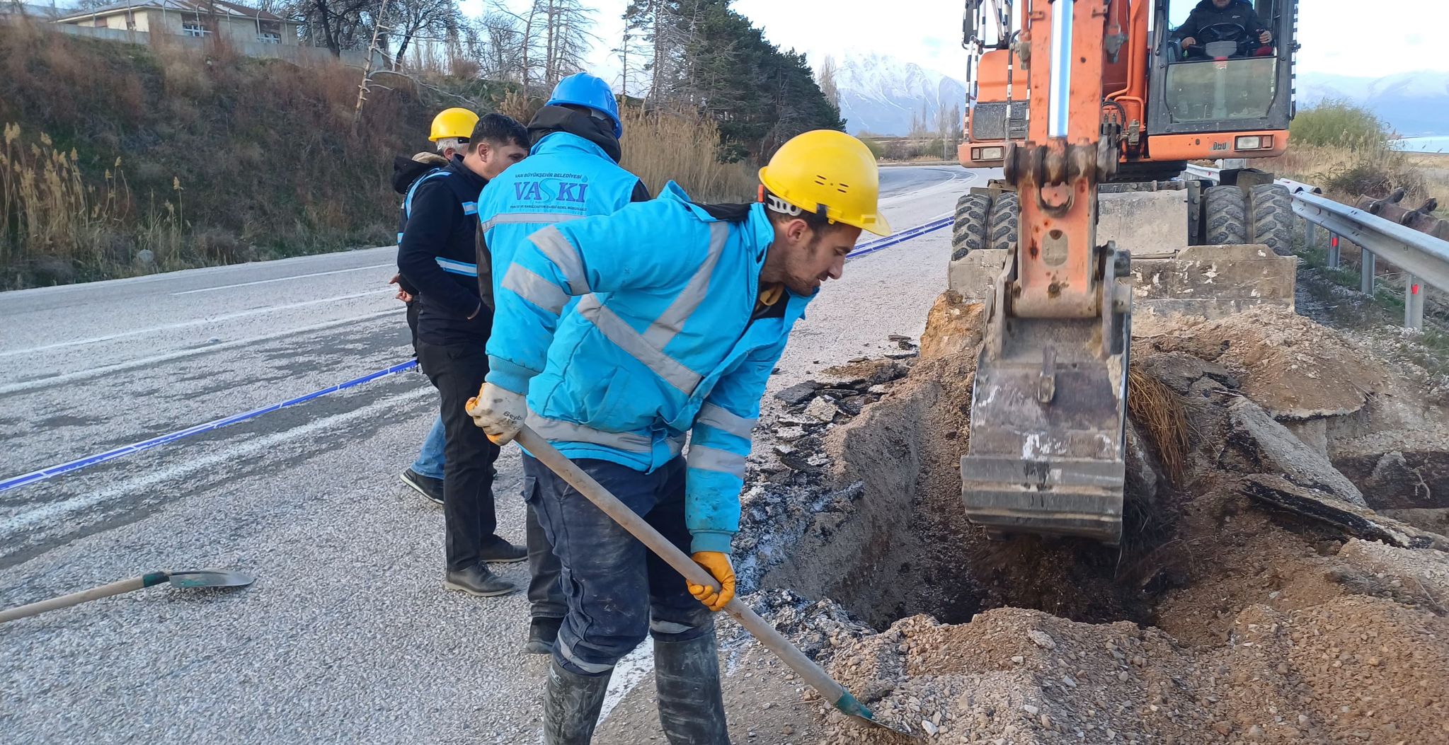 VASKİ, ana su hattı arızasını gidermek için çalışıyor