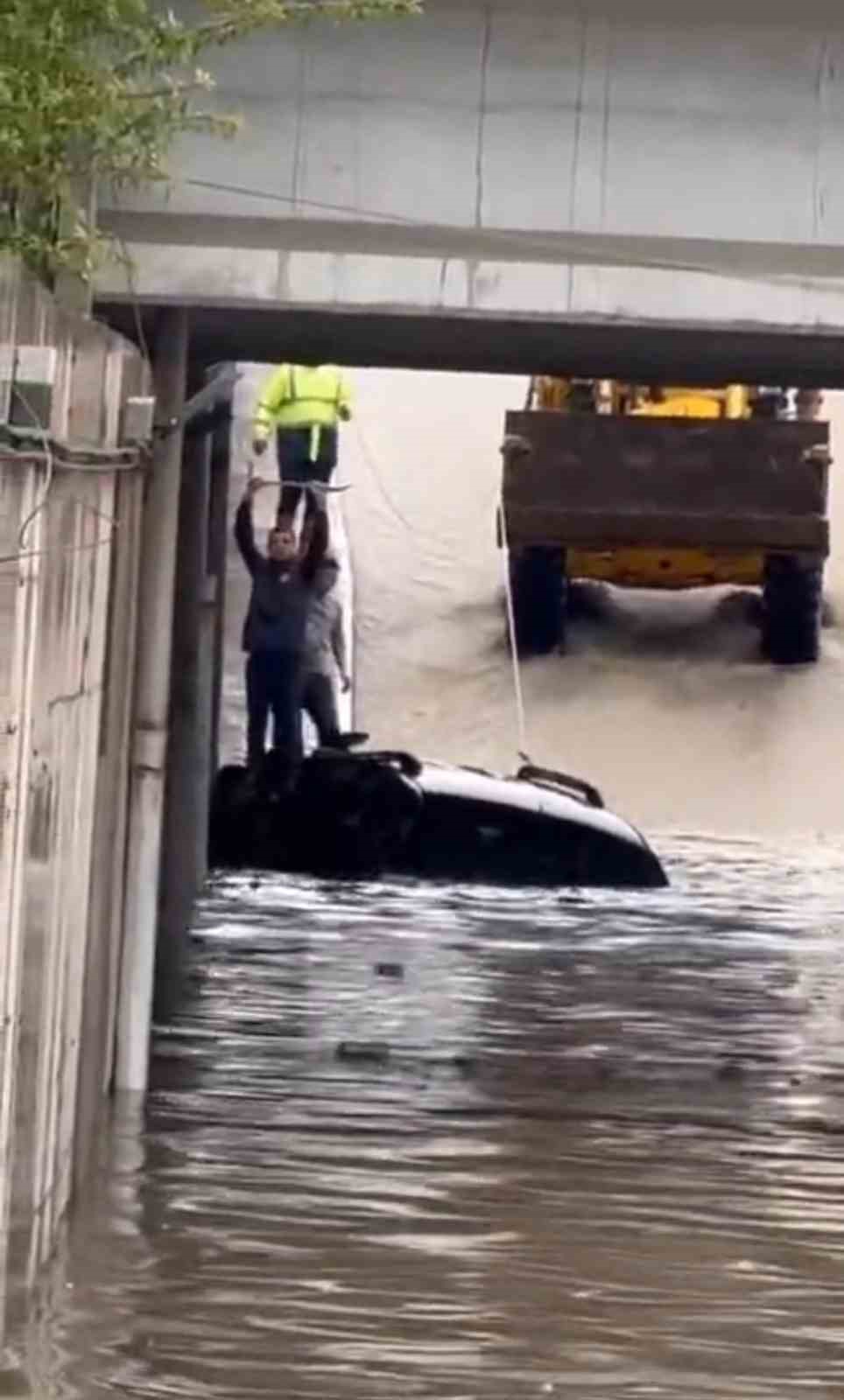 Elazığ’da alt geçidi su bastı: Araç’da mahsur kalan sürücü kurtarıldı