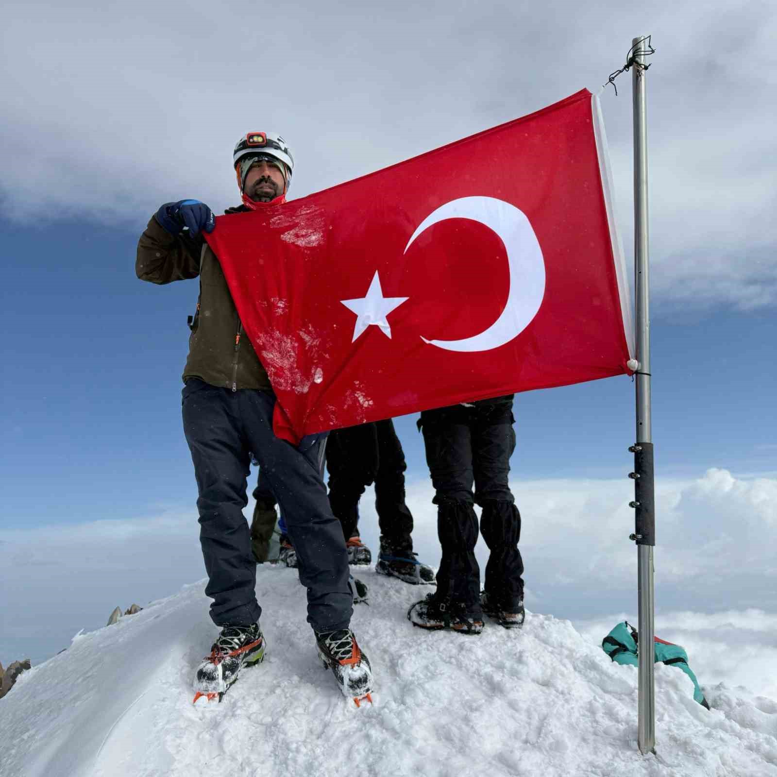 Erciyes Dağı’nın zirvesine 13 saatte tırmandı