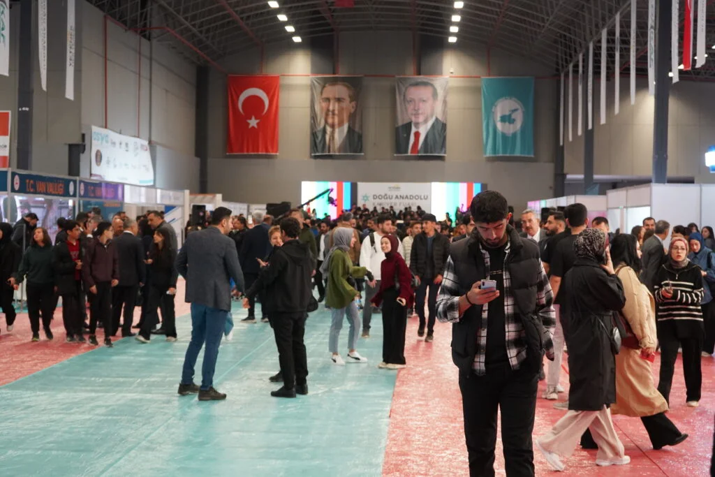 Van’da Kariyer Fuarı’na Yoğun İlgi (VİDEOLU)