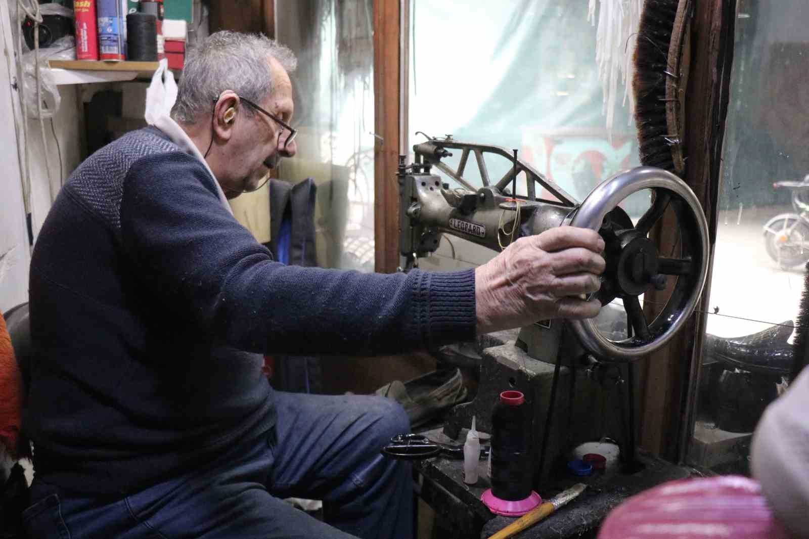 Fabrikasyona 3,5 metrekarelik dükkanda direniyor: 