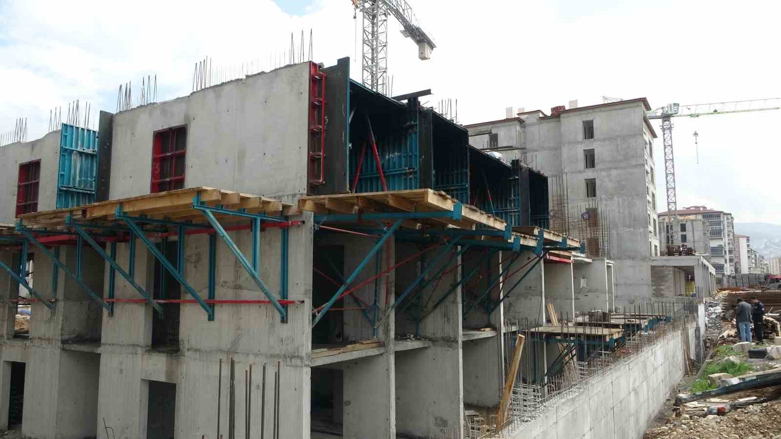 Malatya’da inşattan düşen işçi yaralandı
