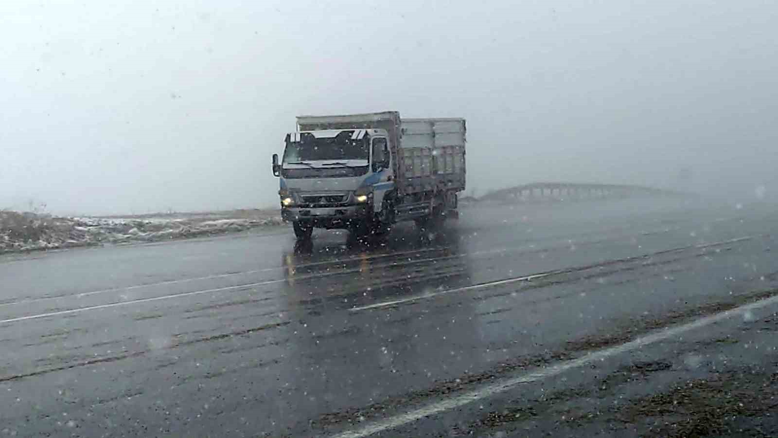 Van’da Nisan karı yağmaya devam ediyor