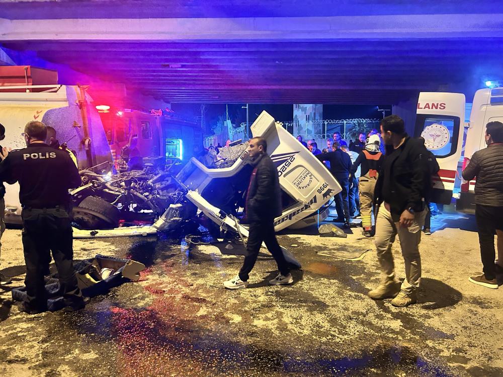 Freni patlayan arazöz otomobile ve üst geçit duvarına çarptı