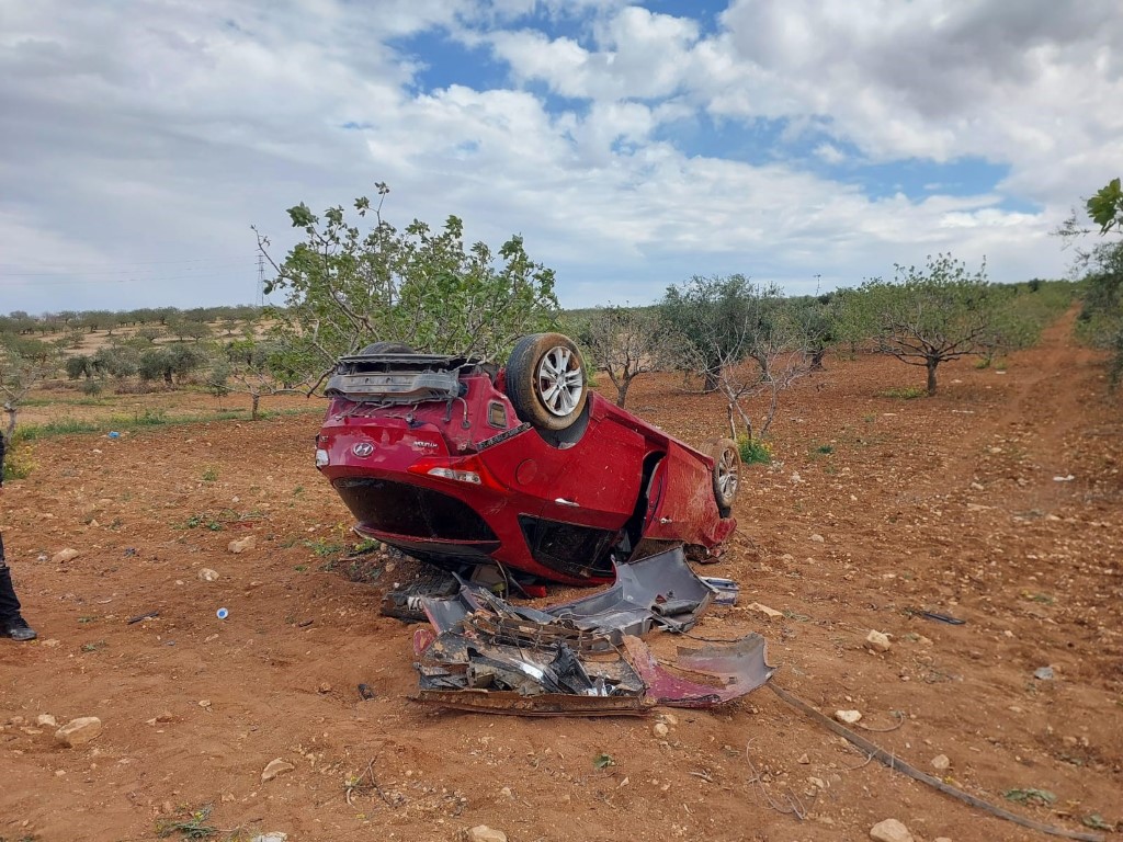 Lastiği patlayan otomobil fıstık bahçesine uçtu