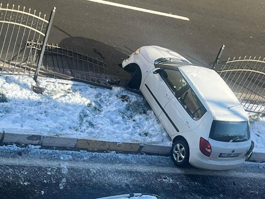 Gece etkili olan kar yağışı sabah kazalara neden oldu: 3 yaralı