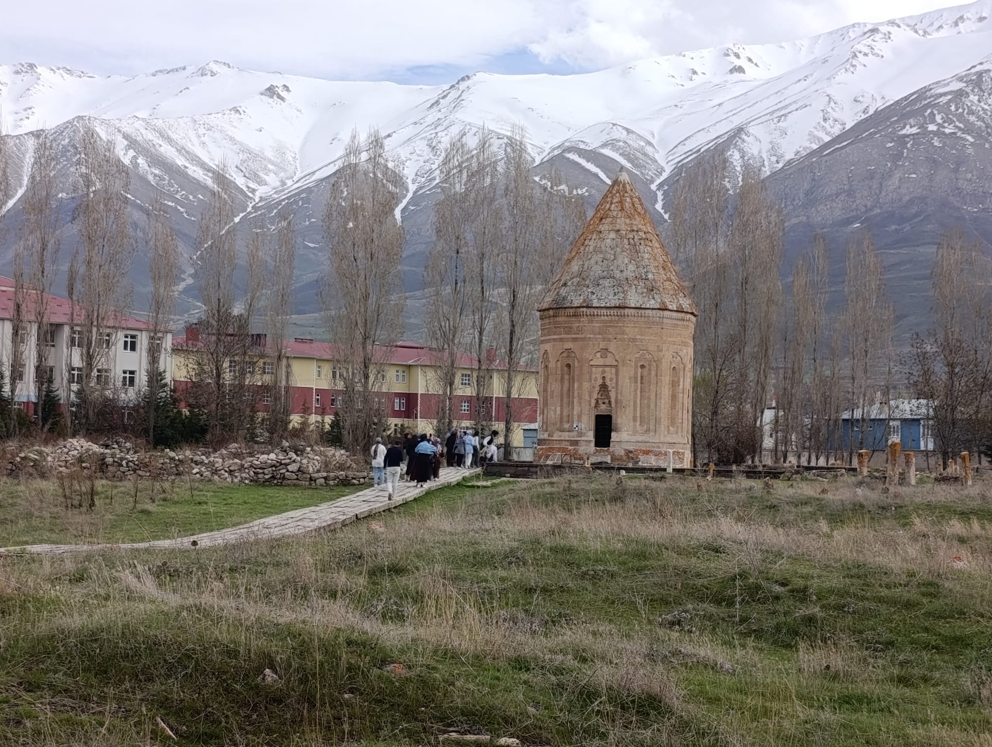 Gevaş Selçuklu Mezarlığı’nda Hafta Sonu Yoğunluğu