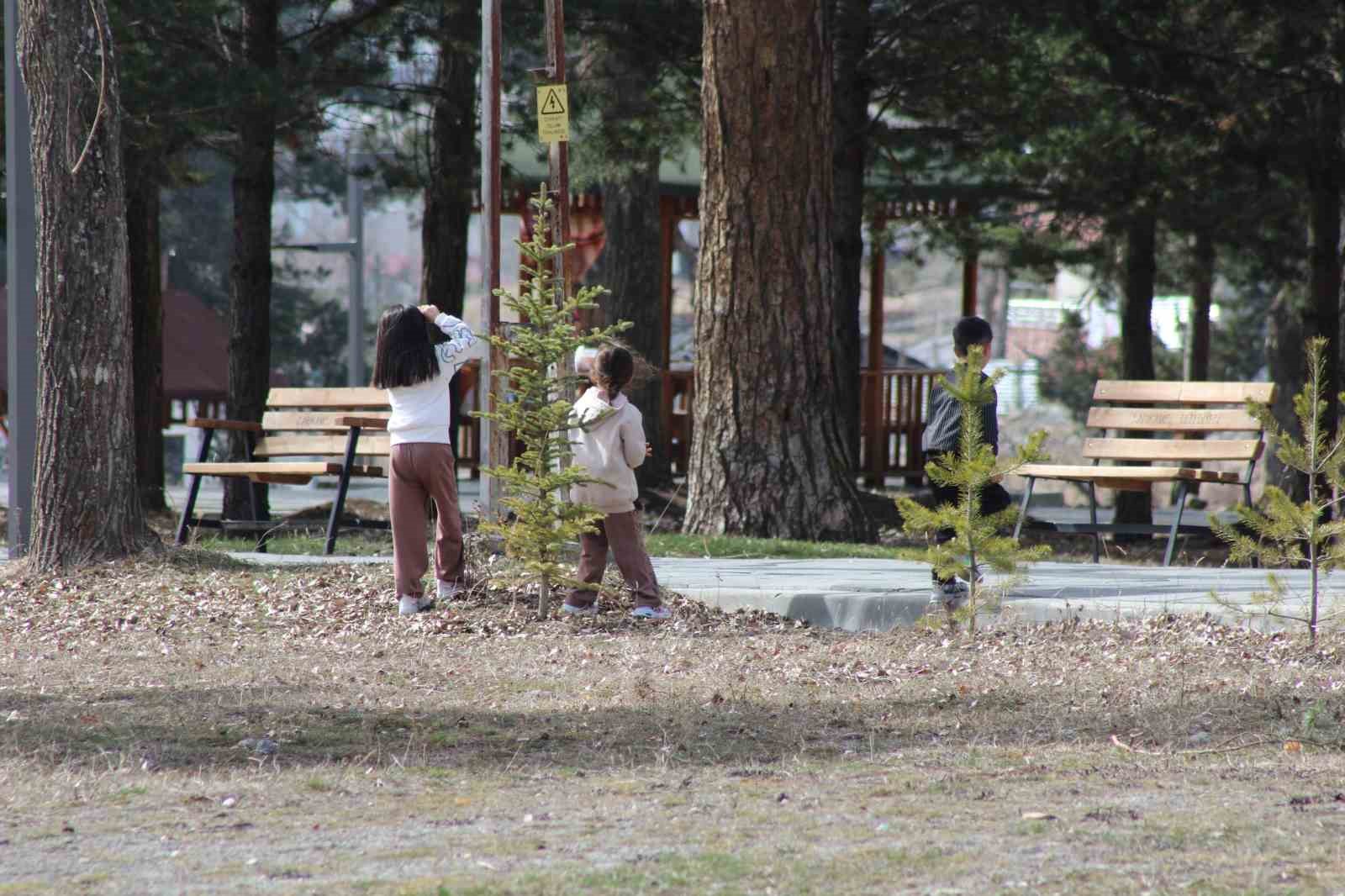 Güneşli havanın tadını çıkaran vatandaşlar sokaklara akın etti