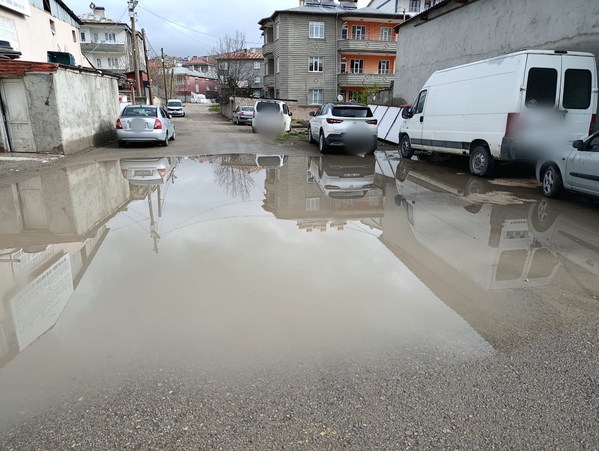 Van’da Yağışlar Sokakları Göle Çevirdi