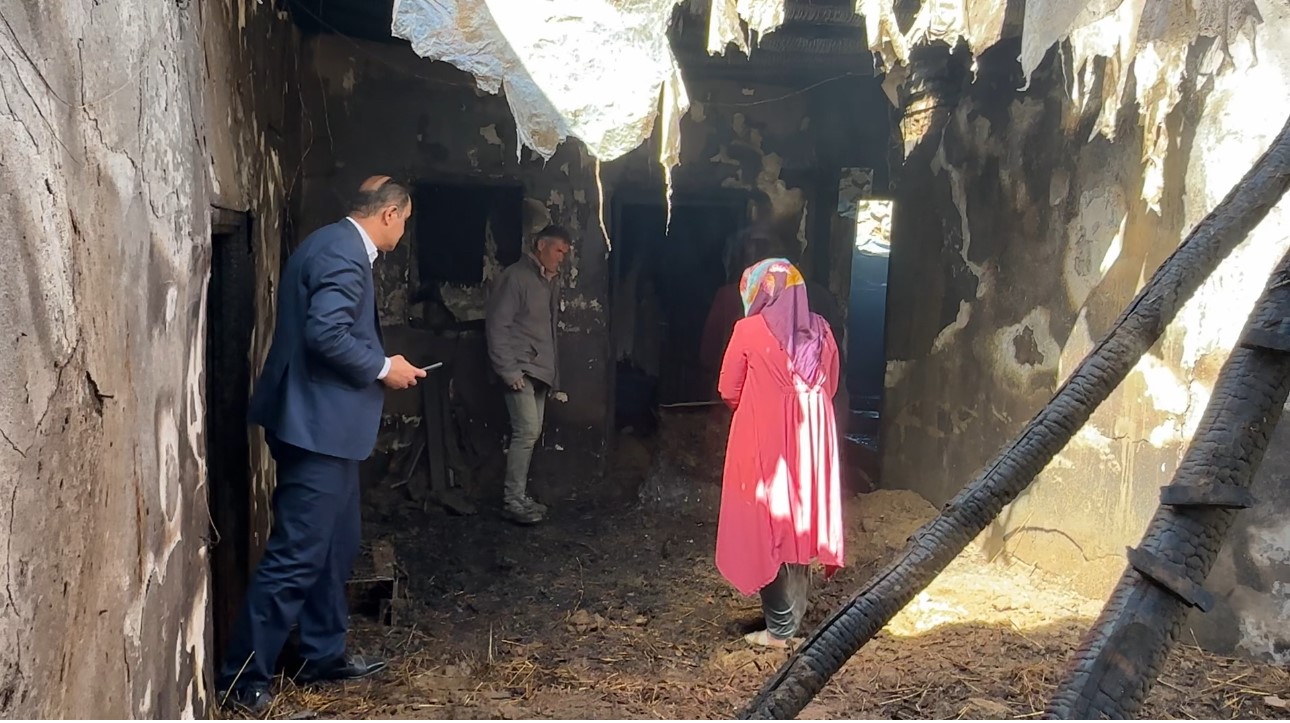 Hakkari’de çıkan yangında bir ev küle döndü