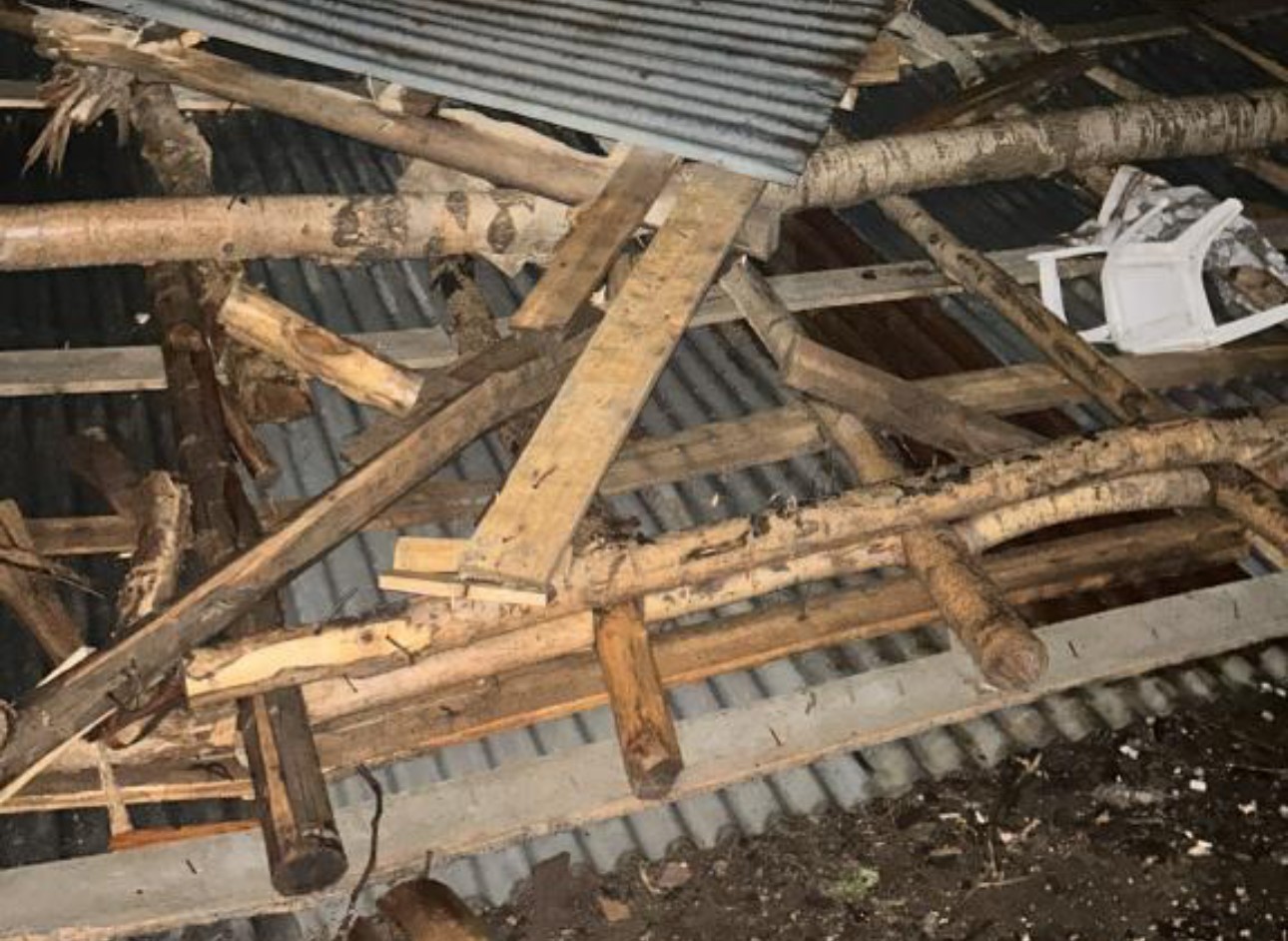 Hakkari’de şiddetli fırtına: 69 çatı zarar gördü