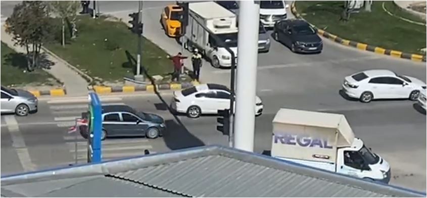 Engelli gencin trafiğe desteği, gönülleri fethetti