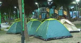 İstanbul’da deprem sonrası dışarıda kalanlar ateş başında ısınmaya çalıştı