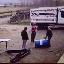 Kesmek istedikleri varil patlayınca neye uğradıklarını şaşırdılar: Patlama anı kamerada