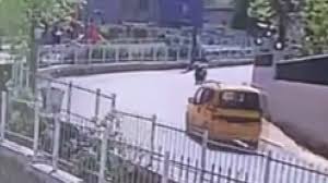 Taksi ile motosiklet kafa kafaya çarpıştı: Kaza kamerada
